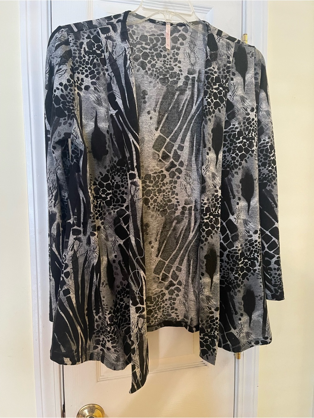 Rue21 Gray and Black Abstract Open-Front Cardigan